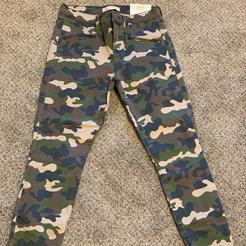 Women’s Gap camo pants